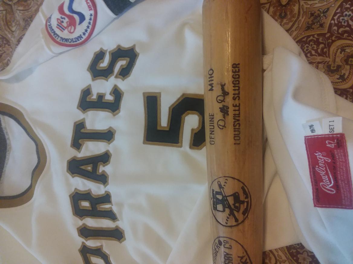 Name:  Duffy Dyer Pirates 1976 Home front closer with MFG Tags  Bicentennial bat and jersey.jpg
Views: 3308
Size:  81.8 KB