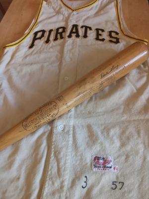 Name:  DALE LONG 1957 PIRATES VEST  FRONT WITH S2 MODEL BAT AUTOGRPAHED.jpg
Views: 190
Size:  19.2 KB