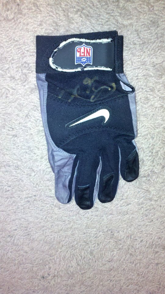 Name:  LeRoy Butler Game Used Glove #2.jpg
Views: 914
Size:  120.2 KB